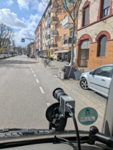 Das Bild zeigt ein Fahrzeug der Stadtreinigung mit montierter Kamera die nach vorne in den Straßenraum gerichtet ist