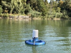 Das Bild zeigt die schwimmende Klimamessstation im Stollenwörthweiher